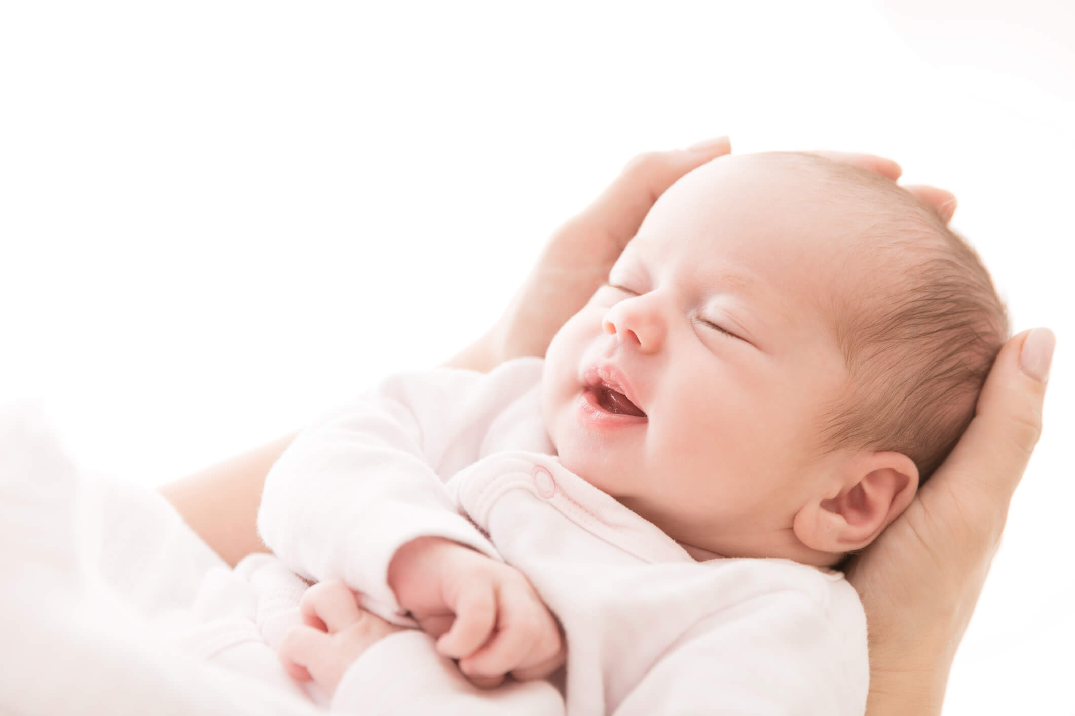 O que causa a casca na cabeça do bebê? Entenda mais sobre isso - Blog  Granado Bebê