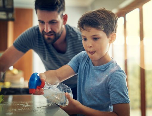 Pai e filho limpando a mesa da cozinha