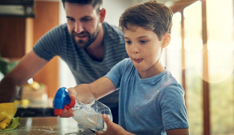 Pai e filho limpando a mesa da cozinha